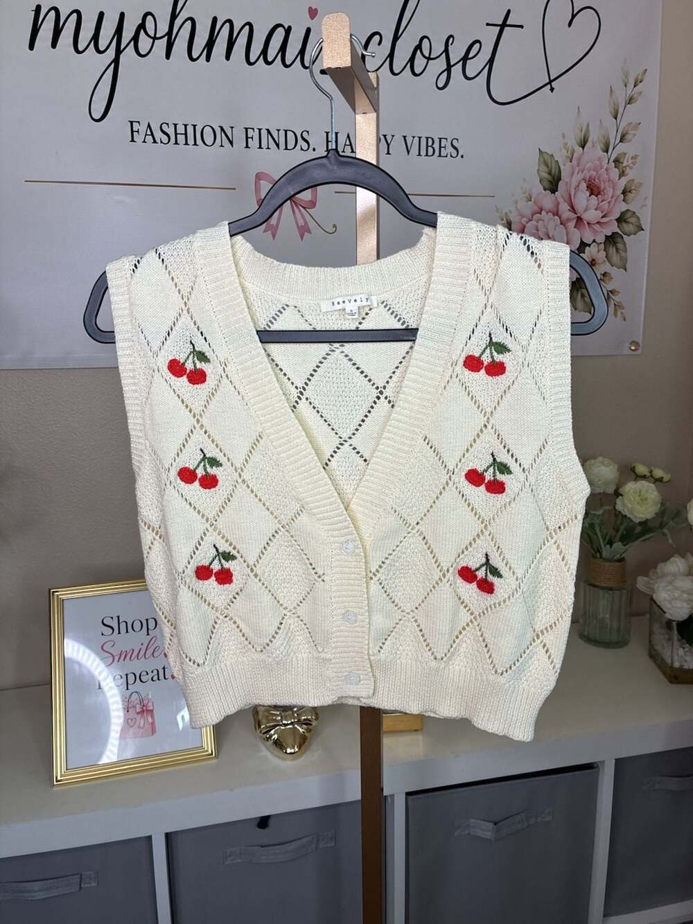 Baevely Ivory Diamond Knit Sleeveless Cardigan Vest with Cherry Embroidery Small